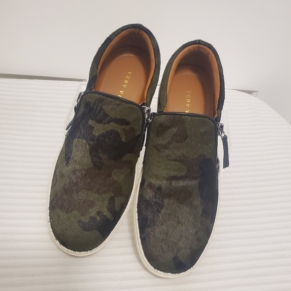 NWOB Very Volatile Los Angeles Normande Slipon Sneaker Shoes Size 6M, Camo Print - Picture 2 of 12